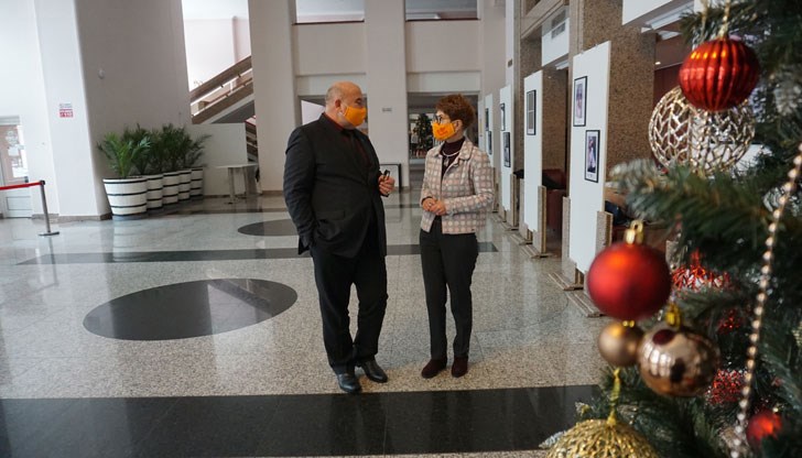 Фотографии в подкрепа на жените, жертви на насилие, са изложени във фоайето на Доходното здание