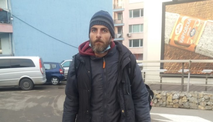 След тежко боледуване и развод изгубва работата си, след това и квартирата и се озовава на улицат