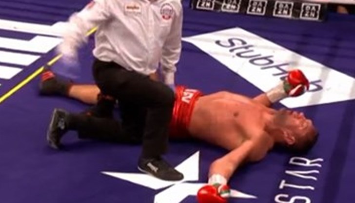 И Стоичков ръсеше простотии, дори сега надъха Кобрата, че българските юмруци са железни. Но на Стоичков простотиите се свеждаха главно до псувни, бисери на английски. И разликата е, че Стоичков е от най-големите световни футболисти в края на века И Стоичков ръсеше простотии, дори сега надъха Кобрата, че българските юмруци са железни. Но на Стоичков простотиите се свеждаха главно до псувни, бисери на английски. И разликата е, че Стоичков е от най-големите световни футболисти в края на века