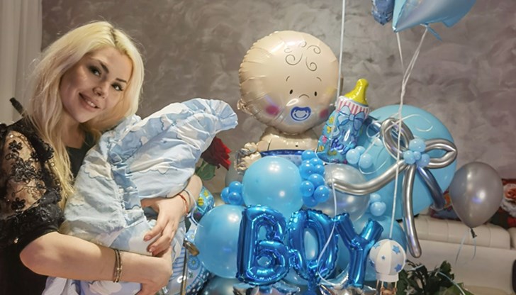 Красавицата роди момченце. Бебето и младата майка са добре и вече са си у дома Красавицата роди момченце. Бебето и младата майка са добре и вече са си у дома