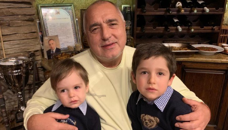 Празничната вечер Бойко Борисов по традиция посреща с внуците си