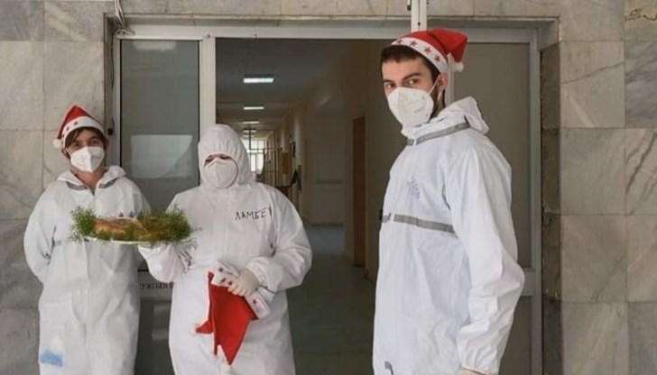 ъпреки че са в най-тежкото отделение на болницата, сред студентите не липсваше коледно настроение