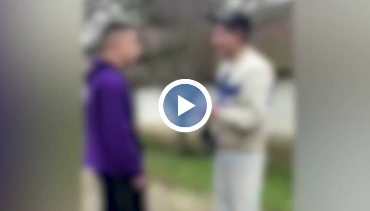 Момчето обаче продължава да се държи агресивно и дори рита потърпевшия в гърба