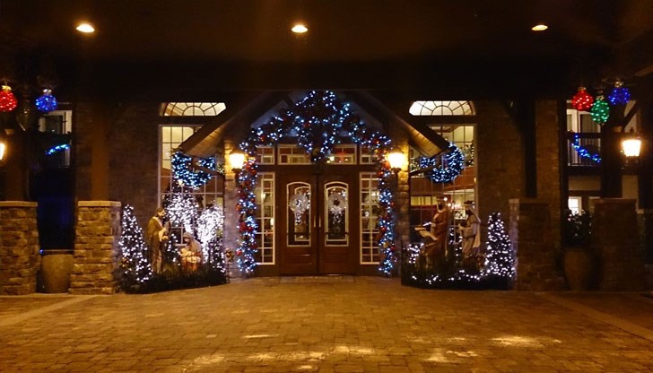 Гостите трябва да бъдат бдителни, за да не изпуснат Дядо Коледа, който идва всеки ден Гостите трябва да бъдат бдителни, за да не изпуснат Дядо Коледа, който идва всеки ден