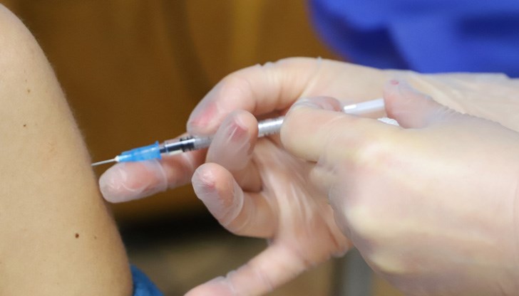 Точно 200 медицински лица получиха първата доза от ваксината