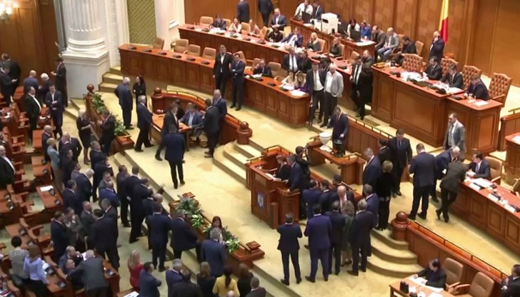 Лявата Социалдемократическа партия печели по 30 процента от местата в долната камара и в Сената. Управляващата Национал-либералната партия на президента Клаус Йоханис има 5-процентни пункта по-малко Лявата Социалдемократическа партия печели по 30 процента от местата в долната камара и в Сената. Управляващата Национал-либералната партия на президента Клаус Йоханис има 5-процентни пункта по-малко