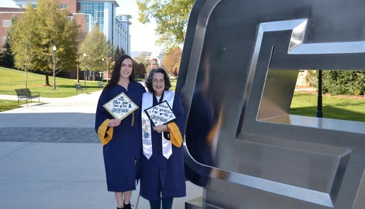 74-годишната американка завърши колеж, 42 години след като за първи път е стъпила в него