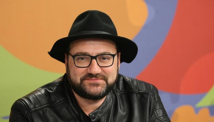 "Свободен си вече. Безкрайността е твоя. Пий по едно уиски тая вечер със сиатълската компания и обезателно поздрави Кобейн и останалите. Твоето място е на тяхната маса. Заслужил си го. Настанявай се удобно. Ще ни липсваш."