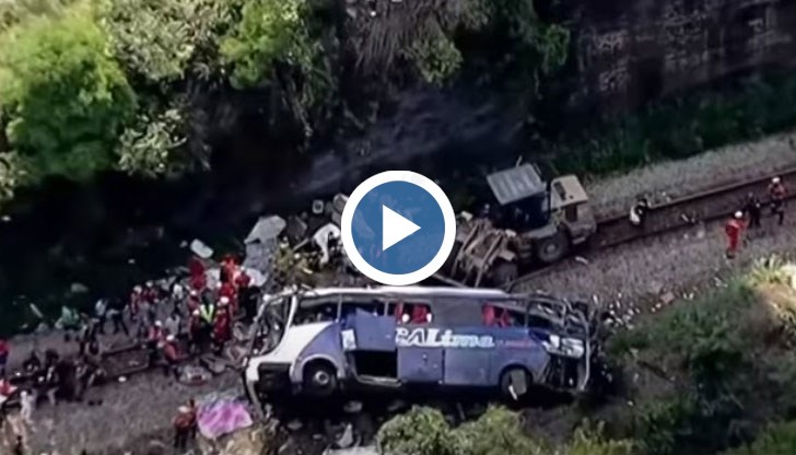 Автобусът е паднал от мост