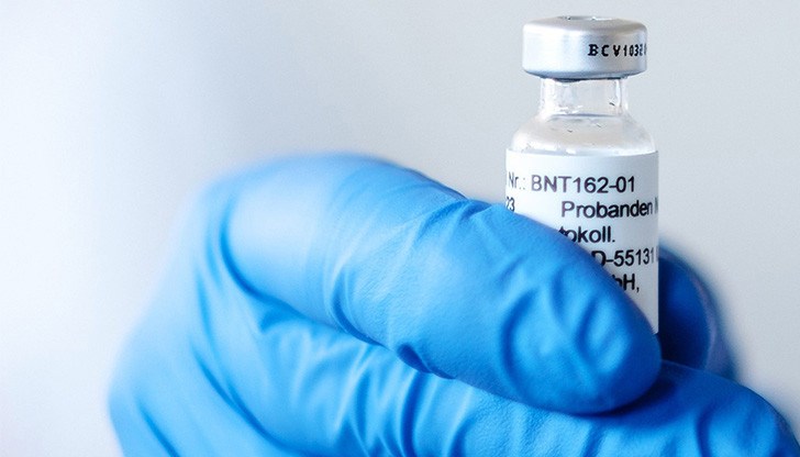 Британската компания обяви през ноември междинни резултати от мащабни тестове на потенциалната ваксина във Великобритания и Бразилия, според които ваксината е 70 процента ефикасна срещу резултат от над 90 процента ефикасност на ваксините на „Пфайзер“/“Бионтех“ и „Модерна“