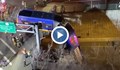 Автобус се разцепи на две и увисна от ръба на надлез в Ню Йорк