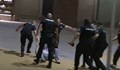Протестиращ ”малтретира” униформени, които го молят да спре...
