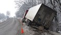 Обърнат камион край Разград затруднява движението