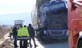 Камион с мандарини се заби в камион с масло на АМ "Струма"