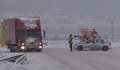 Много пътища са затворени заради обилния снеговалеж