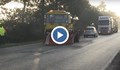 Лек автомобил се удари в опесъчаваща машина на пътя Русе - Разград