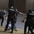 Протестиращ ”малтретира” униформени, които го молят да спре...