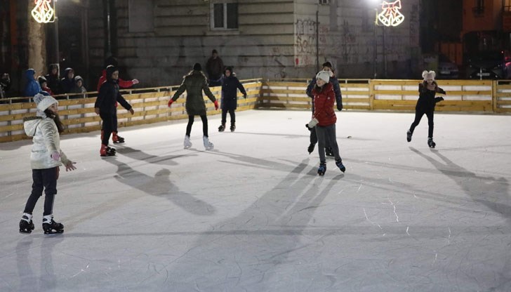 Зимната атракция в центъра на Русе ще работи до неделя