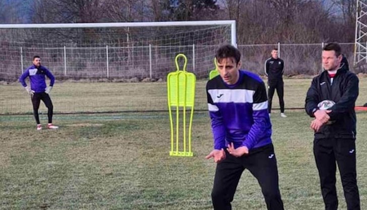 Бившият футболист дава наставления на играчите на лагера в село Ягода