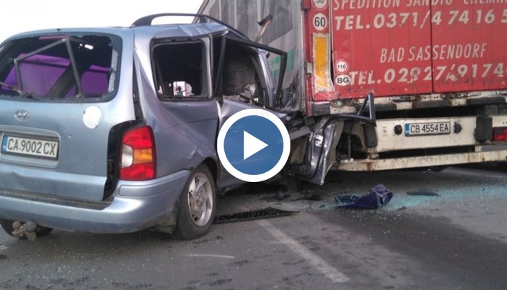 Лек автомобил "Хюндай" се заби под ремаркето на ТИР
