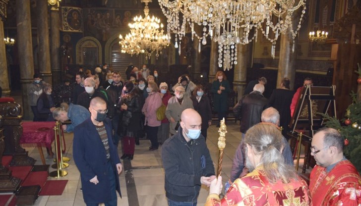 В края на службата беше направен молебен за здраве и успех