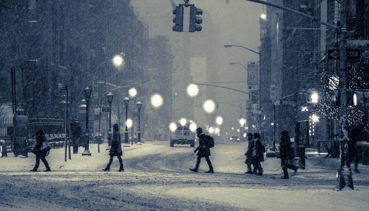 В 6 области – Видин, Монтана, Враца, Ловеч, Габрово и Софийска област, е определен жълт код за потенциално опасно време за снеговалежи и силен вятър, възможни са виелици и навявания