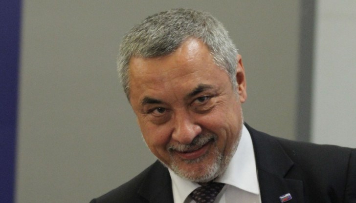 "Този политически пигмей дори не знае, че те са там, на майната си, от години. Не знае, че по официална статистика тези на майната си представляват най-големият инвеститор в България, понеже пращат пари на родителите си" "Този политически пигмей дори не знае, че те са там, на майната си, от години. Не знае, че по официална статистика тези на майната си представляват най-големият инвеститор в България, понеже пращат пари на родителите си"