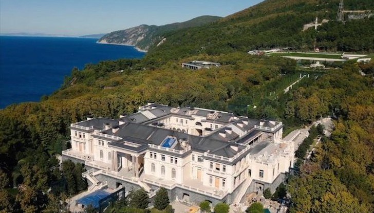 А нашата държава - палатите, снимани от хеликоптери, ли оправи, "Апартаментгейт" ли разнищи, "Доган сарай" ли обясни, "Барселона гейт" ли разследва, на Севдалина Видеото дачата ли провери? А нашата държава - палатите, снимани от хеликоптери, ли оправи, "Апартаментгейт" ли разнищи, "Доган сарай" ли обясни, "Барселона гейт" ли разследва, на Севдалина Видеото дачата ли провери?