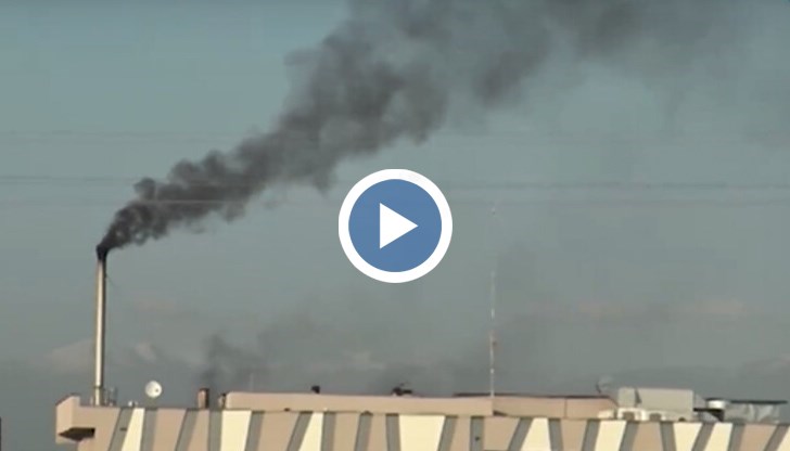 „Черният дим е от чувалите в които се полагат покойниците когато са починали от COVID-19. Понякога се слагат и в три чувала", обяснява собственикът