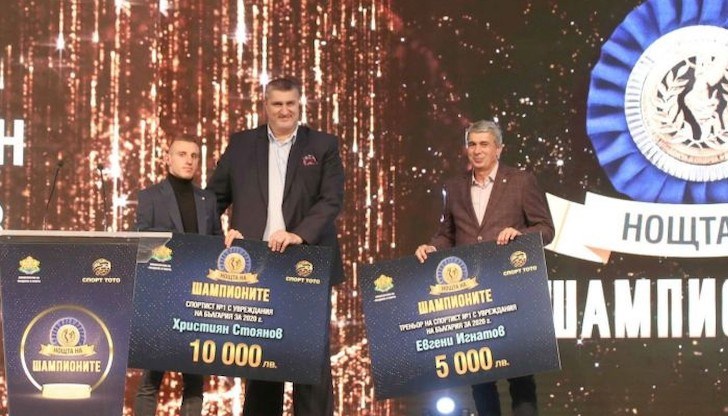 Отличията на двамата бяха връчени от друг русенец Любо Ганев, президент на Българската федерация по волейбол