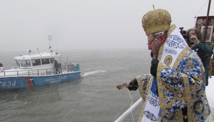 Областта забрани масови събирания, но църквата възнамерява да спази традицията по спасяване на кръста във водите на река Дунав