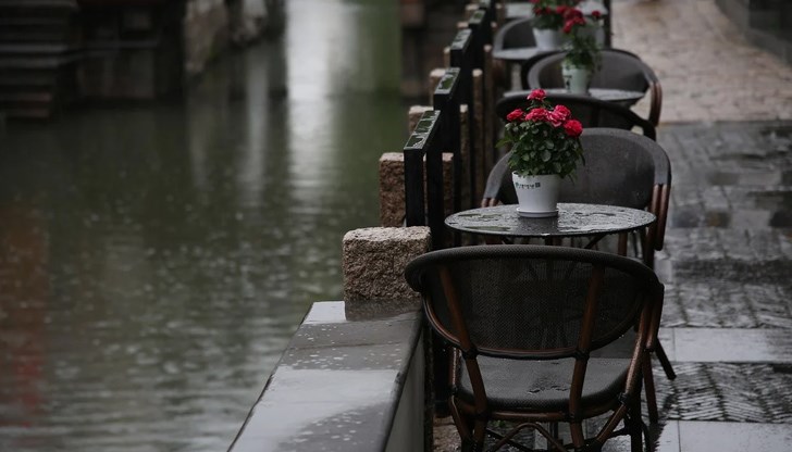 Според синоптиците още до обяд валежите в страната ще спрат и ще духа умерен вятър Според синоптиците още до обяд валежите в страната ще спрат и ще духа умерен вятър