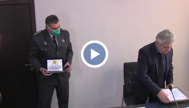 Свилен Рачев получи почетното звание, а заедно с него и грамота за целия екип на пожарната, участвала в действията по ликвидиране на изтичането на газ от цистерна на жп гарата в Борово
