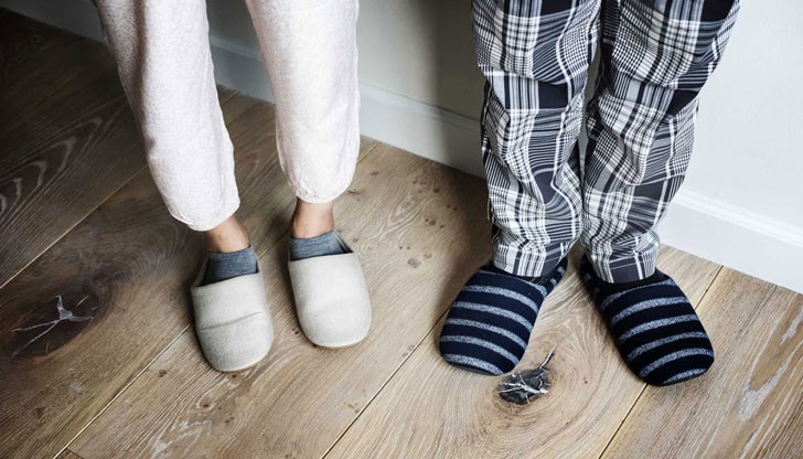 Одобрените кандидати ще трябва да носят пантофите 12 часа на ден в два дни от месеца в продължение на една година