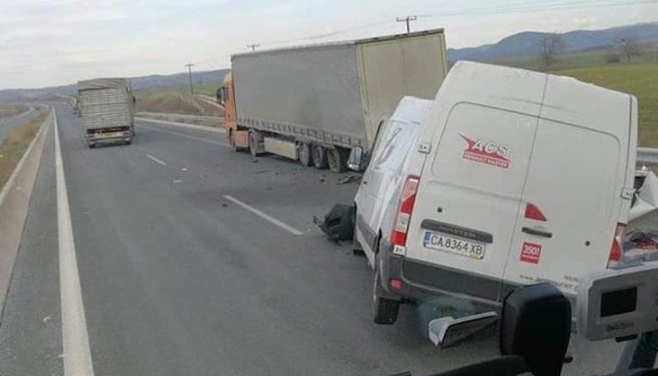 На 6 км от Солун, в посока България, са се ударили верижно лека кола, бус и два камиона