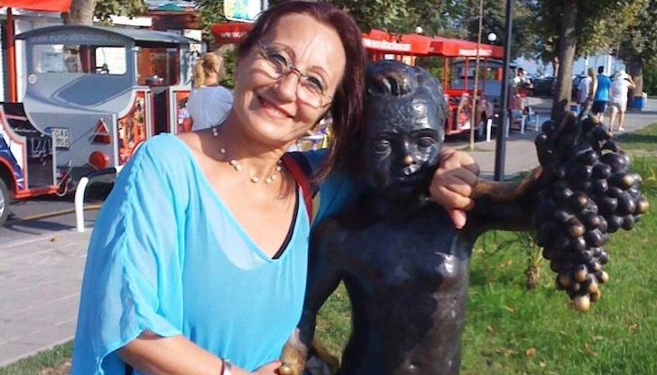 Мануела Симеонова работи като експерт в Регионален експертно-консултантски и информационен център „Читалища” - Русе