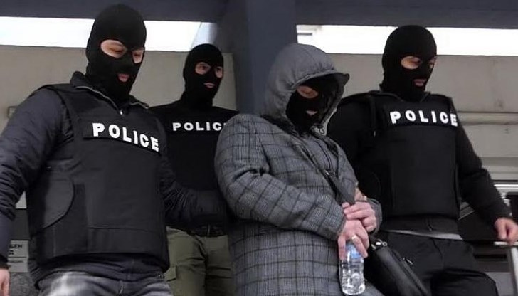 Докато бягала, крадлата изхвърлила откраднати от магазина стоки, а впоследствие и липсата на сума от 130 лева от каса в търговския обект