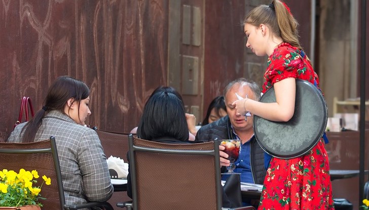 Ресторантьорите, които в момента могат да работят само с доставки, отчитат огромни загуби. По техни данни строгите ограничения са довели около 30% от работещите заведения в сектора до фалит