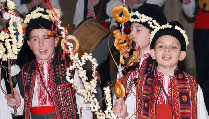 На днешния ден деца сурвакат стопаните на къщите