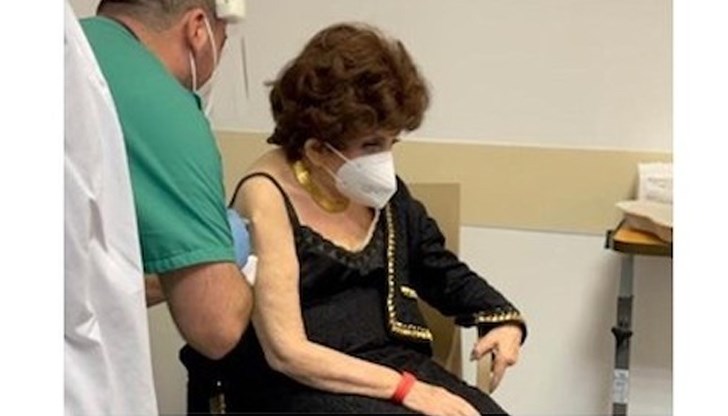 Лолобриджида се яви за ваксинирането като истинска звезда - облечена елегантно, цялата в черно и с палто от визон Лолобриджида се яви за ваксинирането като истинска звезда - облечена елегантно, цялата в черно и с палто от визон