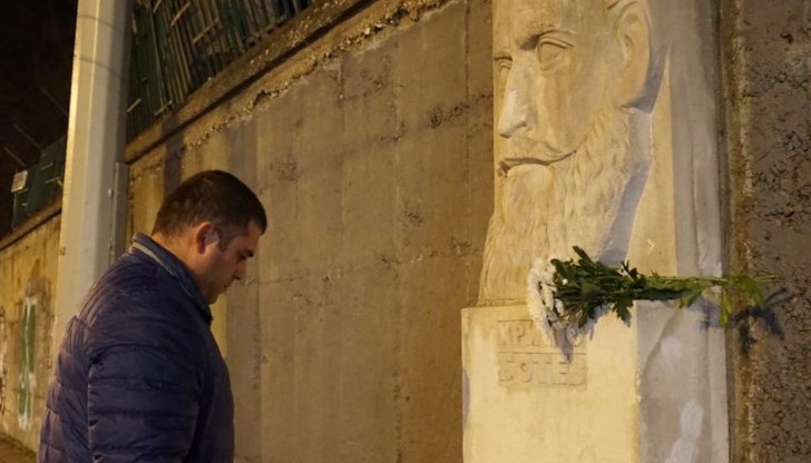 В края на работния ден Пазарджиев беше първият и единствен, който постави цветя пред барелефа на революционера в Русе