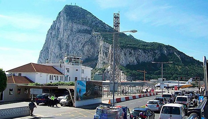 Гибралтарците ще могат да напускат домовете си, само за да работят, да правят основни покупки или да се разхождат с деца