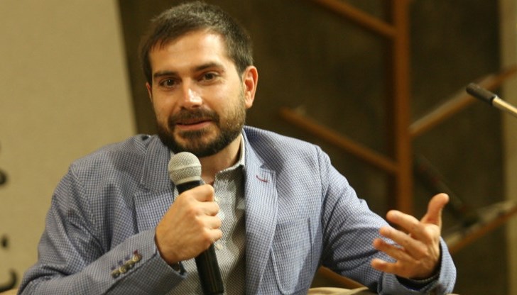 Димитър Кенаров беше арестуван от полицаи докато отразяваше протеста срещу правителството и главния прокурор на 2 септември