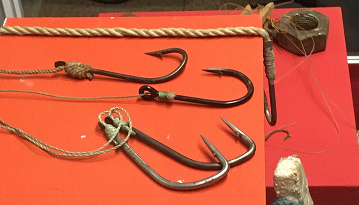 Показани са и уреди за подмамване на сом, познати като кльонк или бакало