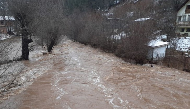 Над 100 населени места останаха без ток след проливните дъждове