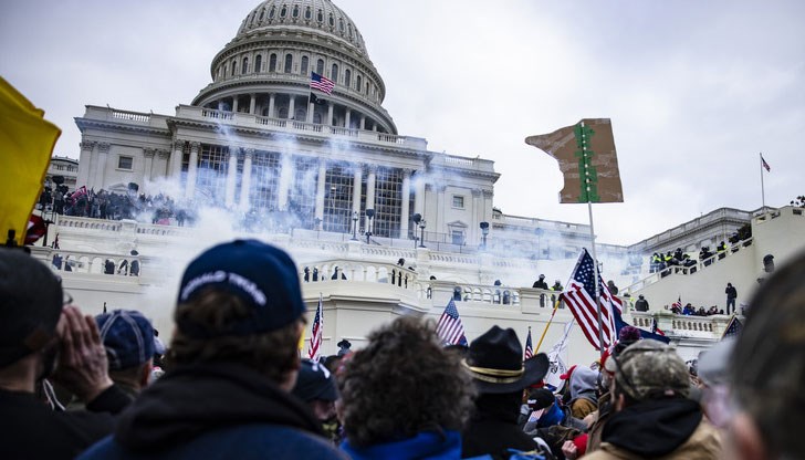 Коктейл "Молотов" и дългоцевно оръжие са открити в сградата