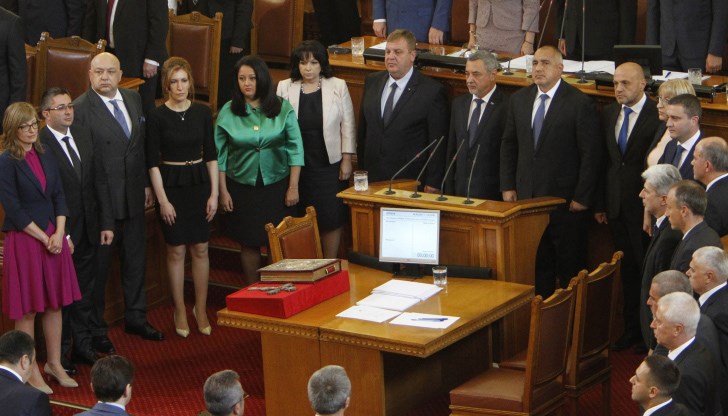 "В китната ни градина, с която се гордеем и в чието име се кълнем от малки, е заровен бавно разлагащ се труп. Този на демокрацията" "В китната ни градина, с която се гордеем и в чието име се кълнем от малки, е заровен бавно разлагащ се труп. Този на демокрацията"