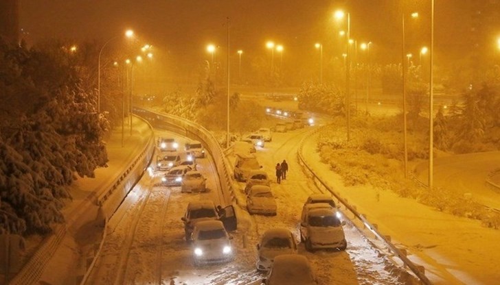 Сега снеговалежът в Мадрид е спрял, но ситуацията все още е изключително сложна Сега снеговалежът в Мадрид е спрял, но ситуацията все още е изключително сложна