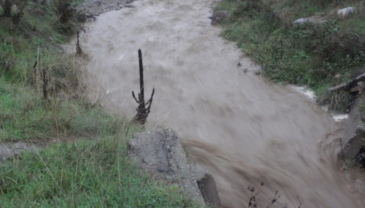 Поетапно изпускат водата на язовир "Николово" Поетапно изпускат водата на язовир "Николово"