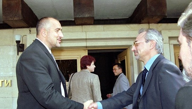 Най-безболезнено ще е ново съюзяване на ДПС с ГЕРБ, нищо че в последните месеци партията на Доган публично пое курс на раздалечаване от тази на Борисов Най-безболезнено ще е ново съюзяване на ДПС с ГЕРБ, нищо че в последните месеци партията на Доган публично пое курс на раздалечаване от тази на Борисов